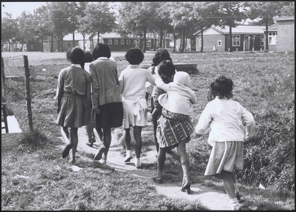 Groepje meisjes bij Kamp Schattenberg, 1958, Fotograaf onbekend